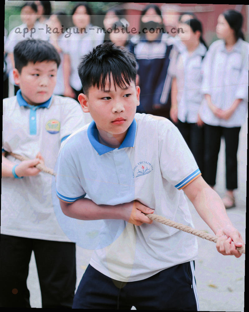 球场灯下持握设备的手部剪影，屏幕上呈现抽象界面图形